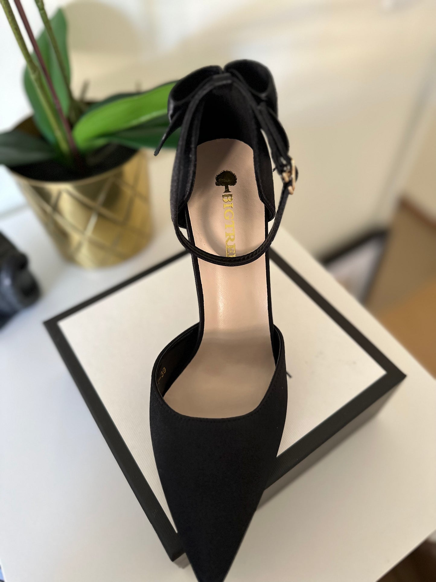 Closed Toe Stiletto Heel with Bow